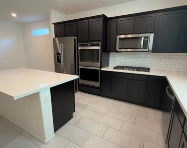 10610 Sariah Skye Avenue - Photo Thumbnail 4