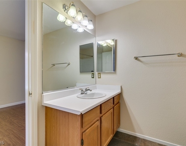 8168 W Gilmore Avenue - Photo Thumbnail 28