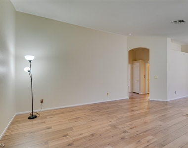 8168 W Gilmore Avenue - Photo Thumbnail 9