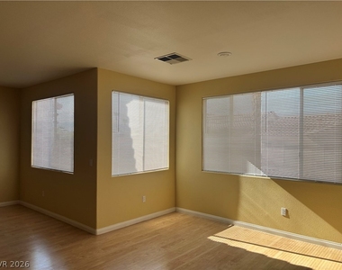 302 Turtle Peak Avenue - Photo Thumbnail 5