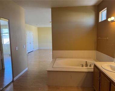 302 Turtle Peak Avenue - Photo Thumbnail 9