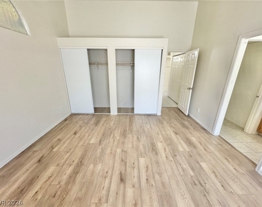 8133 W Rochelle Avenue - Photo Thumbnail 6
