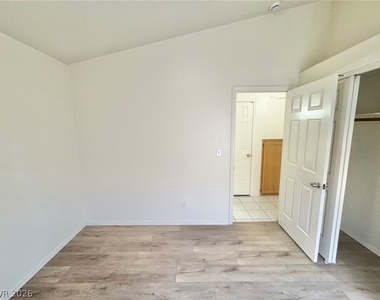 8133 W Rochelle Avenue - Photo Thumbnail 20