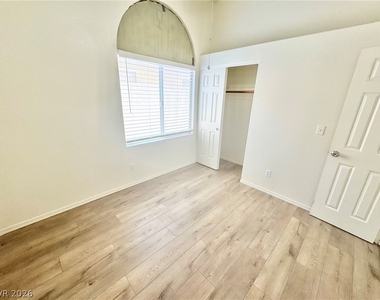 8133 W Rochelle Avenue - Photo Thumbnail 17