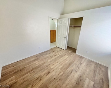 8133 W Rochelle Avenue - Photo Thumbnail 11