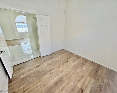8133 W Rochelle Avenue - Photo Thumbnail 21