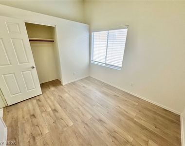 8133 W Rochelle Avenue - Photo Thumbnail 10
