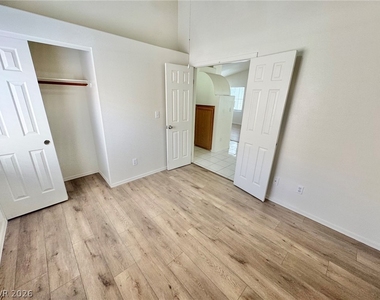 8133 W Rochelle Avenue - Photo Thumbnail 15