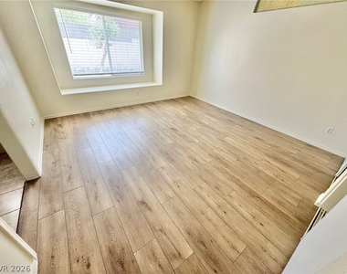 8133 W Rochelle Avenue - Photo Thumbnail 19