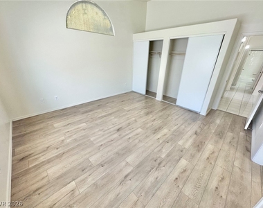 8133 W Rochelle Avenue - Photo Thumbnail 18