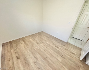 8133 W Rochelle Avenue - Photo Thumbnail 12