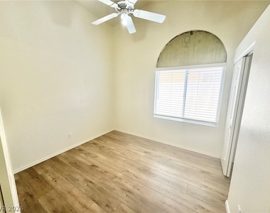 8133 W Rochelle Avenue - Photo Thumbnail 7