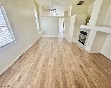 8133 W Rochelle Avenue - Photo Thumbnail 1