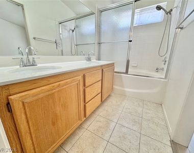 8133 W Rochelle Avenue - Photo Thumbnail 9