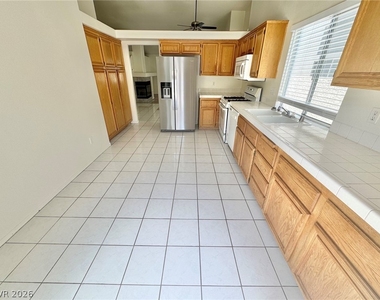 8133 W Rochelle Avenue - Photo Thumbnail 3
