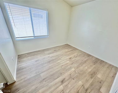 8133 W Rochelle Avenue - Photo Thumbnail 13