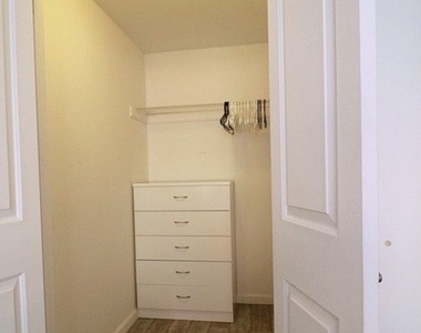 521 West 48th Street - Photo Thumbnail 5