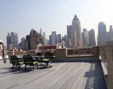 521 West 48th Street - Photo Thumbnail 1