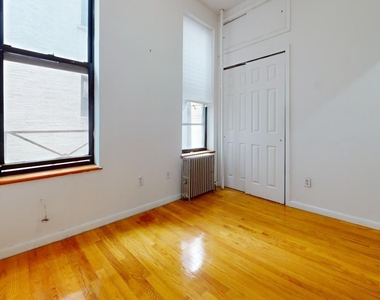 Second Avenue - Photo Thumbnail 9