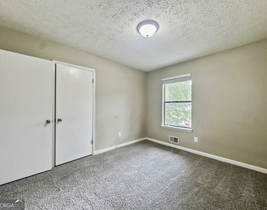 323 Park Ridge Court - Photo Thumbnail 12