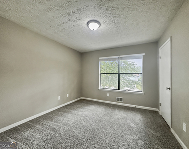 323 Park Ridge Court - Photo Thumbnail 13