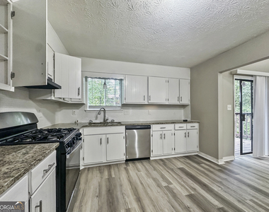 323 Park Ridge Court - Photo Thumbnail 5