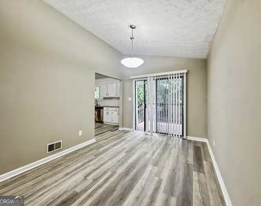 323 Park Ridge Court - Photo Thumbnail 3