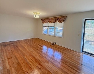100 W Greenwood Drive - Photo Thumbnail 2