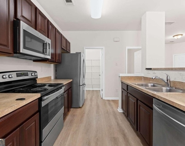1058 Treymont Lane - Photo Thumbnail 5