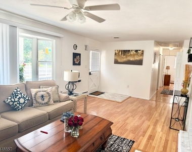 104 Nautilus Dr - Photo Thumbnail 3