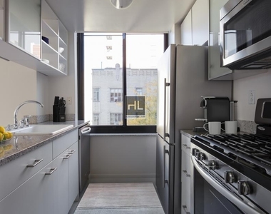 West 20th Street - Photo Thumbnail 2