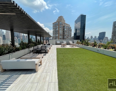 West 43rd Street - Photo Thumbnail 2