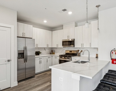 140 W Webster Ave - Photo Thumbnail 3