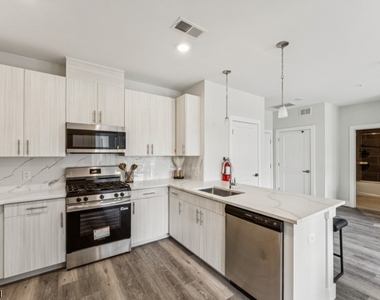 140 W Webster Ave - Photo Thumbnail 4