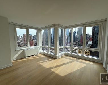 West 38th Street - Photo Thumbnail 1