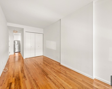West 49th Street - Photo Thumbnail 2