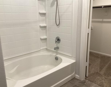 9104 Herringbone Drive - Photo Thumbnail 10