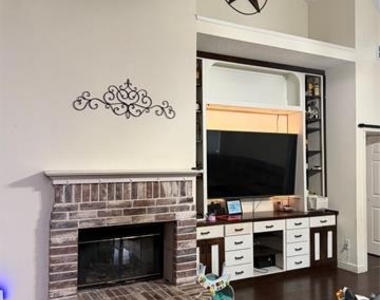 1137 Robin Circle - Photo Thumbnail 2