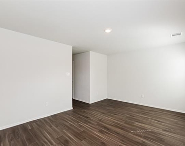 435 Thompson Place - Photo Thumbnail 6