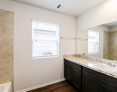 435 Thompson Place - Photo Thumbnail 7