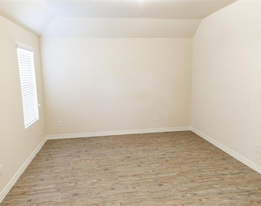 1607 Dove Circle - Photo Thumbnail 11