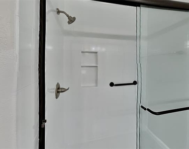 709 Stonebrooke Drive - Photo Thumbnail 10