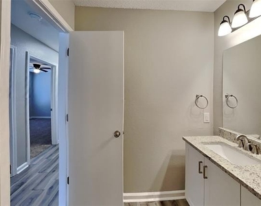 709 Stonebrooke Drive - Photo Thumbnail 15