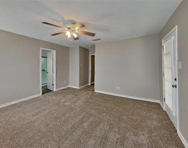 709 Stonebrooke Drive - Photo Thumbnail 8