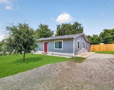 815 Wilson Drive - Photo Thumbnail 2