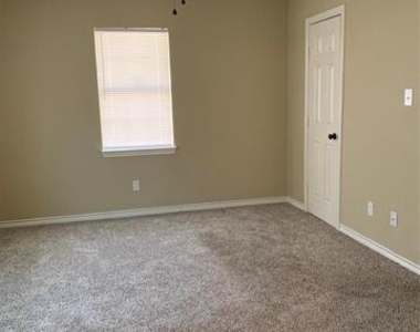 404 S Belknap Street - Photo Thumbnail 6