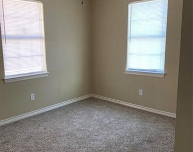 404 S Belknap Street - Photo Thumbnail 5