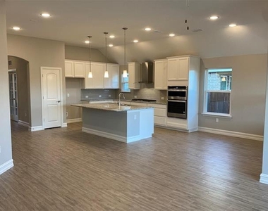 2816 Redbud Lane - Photo Thumbnail 3