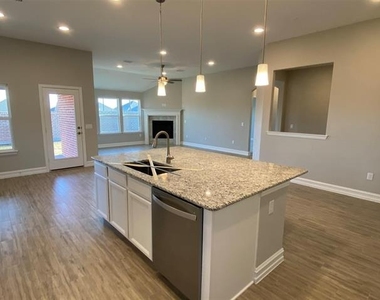 2816 Redbud Lane - Photo Thumbnail 4
