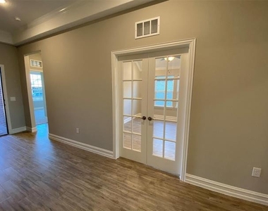 2816 Redbud Lane - Photo Thumbnail 18